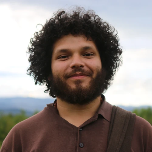 A portrait of Gigen